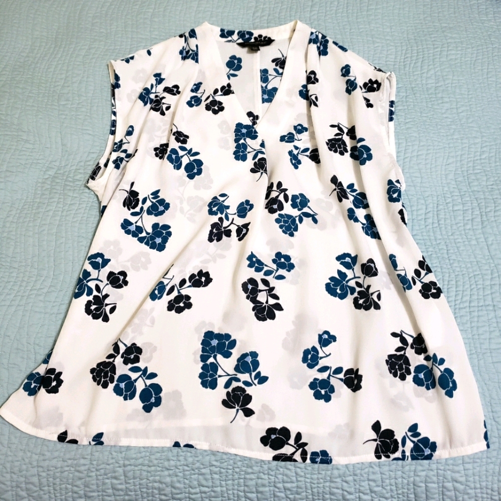 LIKE NEW Banana Republic White Floral Print Blouse